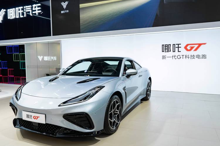 惠州115哪吒汽车在智能汽车领域的表现，领途汽车在新能源汽车市场中的影响力